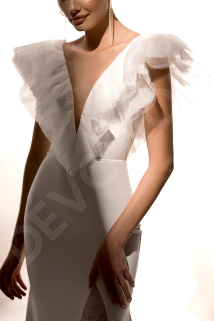 Irisa Trumpet/Mermaid Deep V-neck Ivory Wedding dress