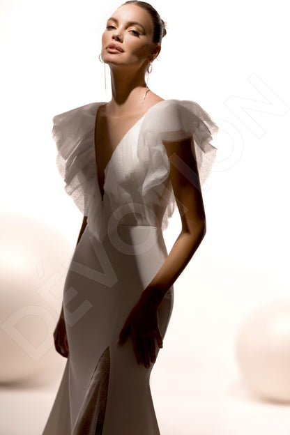 Irisa Trumpet/Mermaid Deep V-neck Ivory Wedding dress