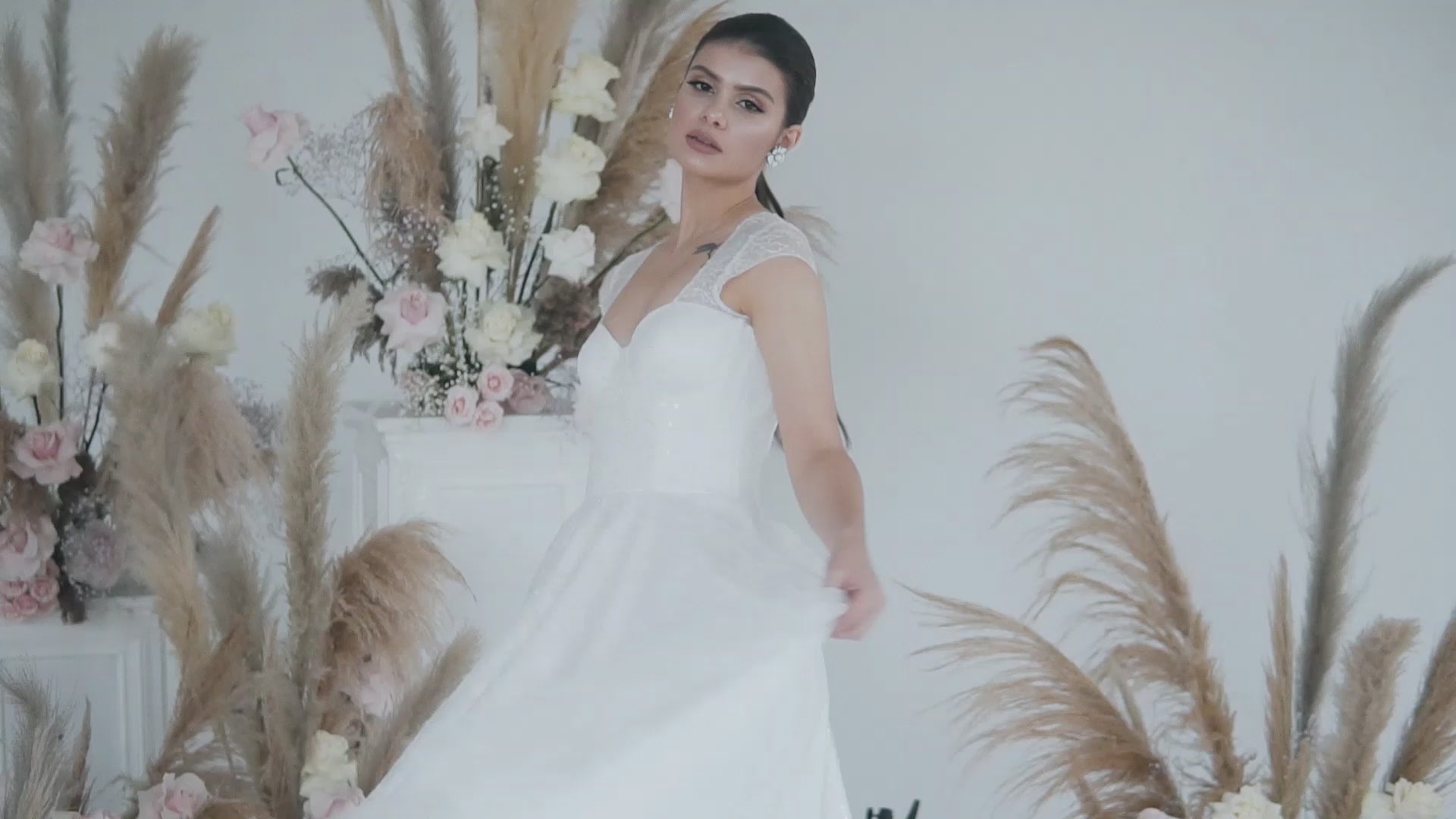 Vela A-line Sweetheart Ivory Wedding dress video