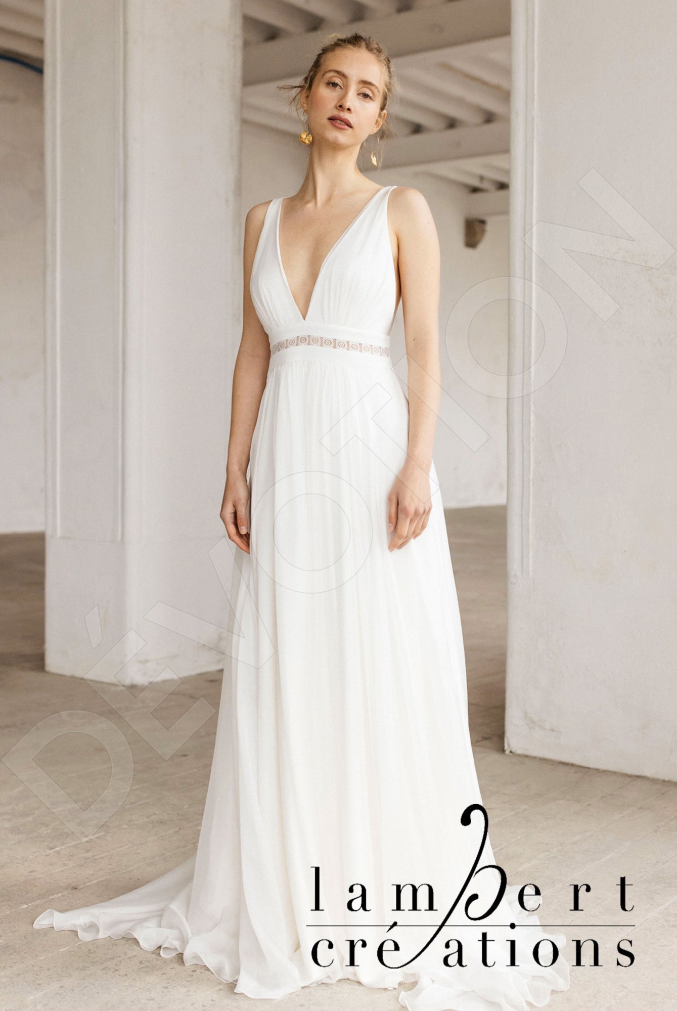 Océan Open back A-line Straps Wedding Dress Front