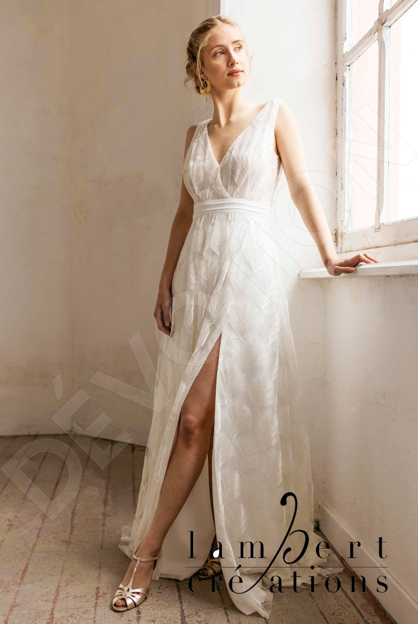Plume A-line V-neck Ivory Wedding dress