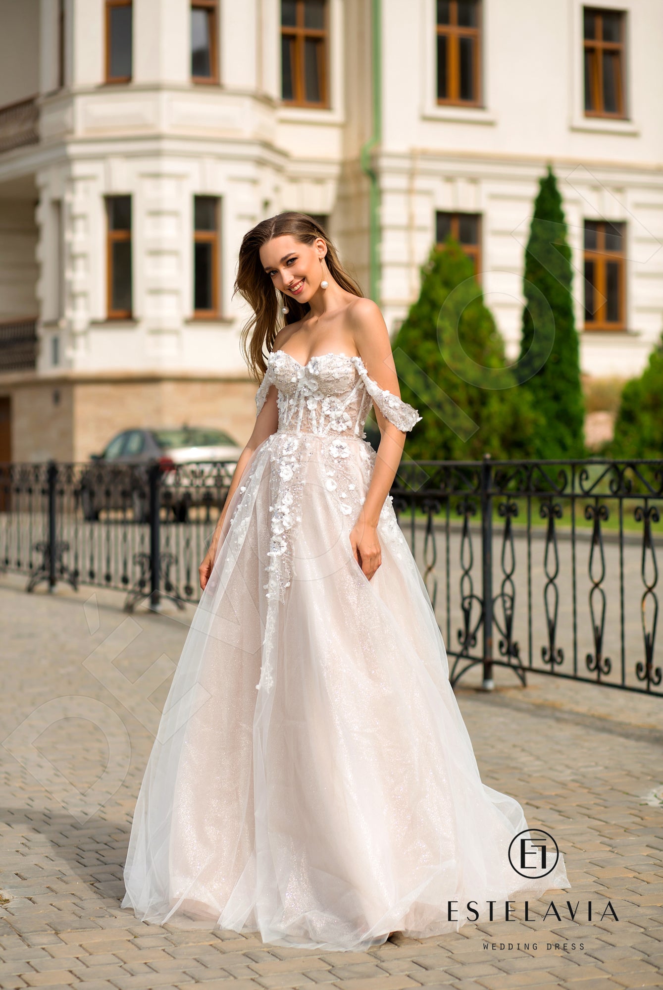 Lucrecine Open back A-line Strapless Wedding Dress 6