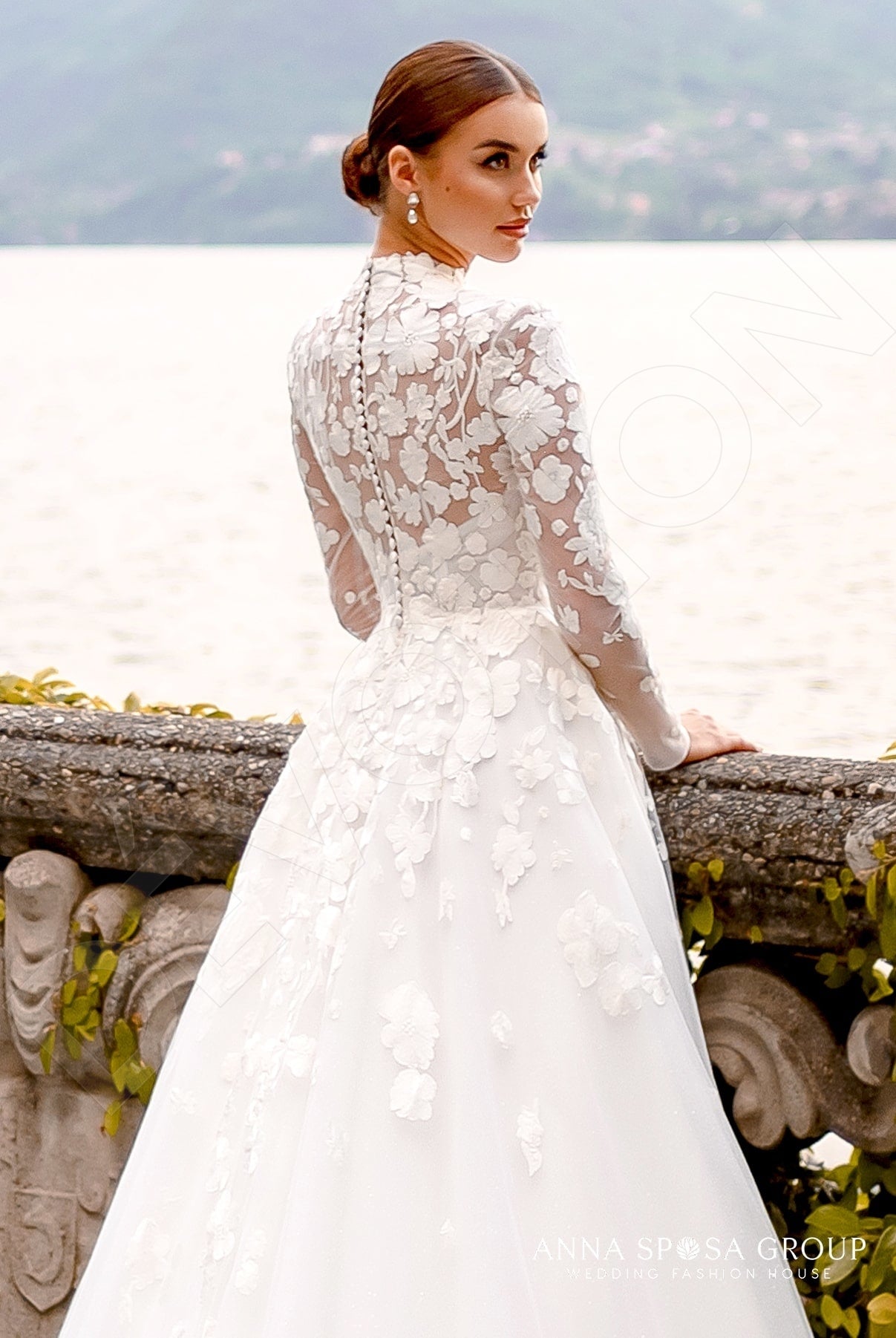 Arwen A-line High neck Milk Wedding dress