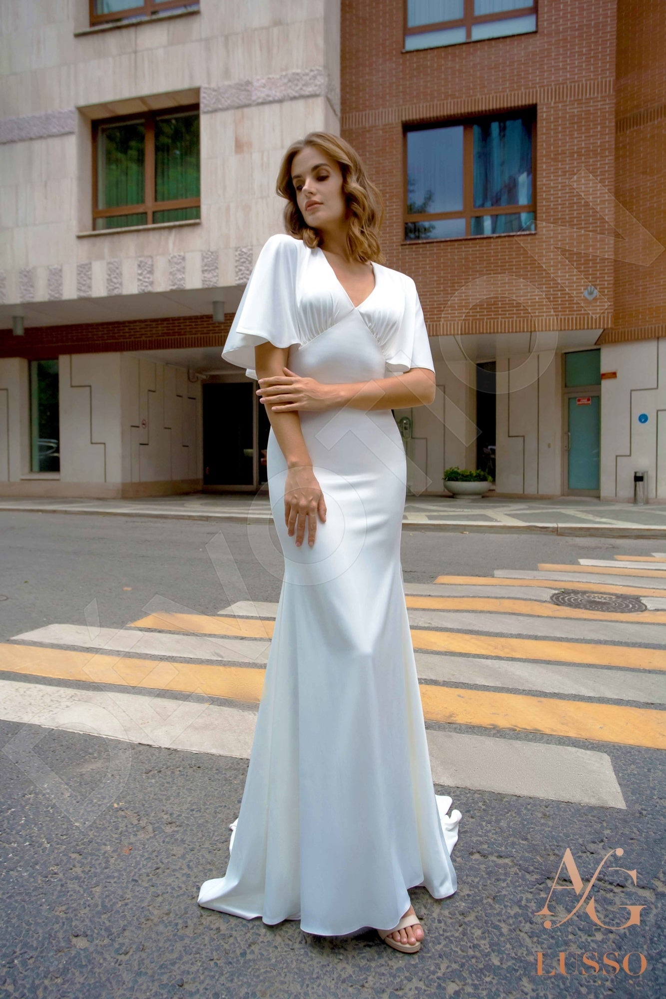 Leslie Trumpet/Mermaid V-neck Milk Wedding dress