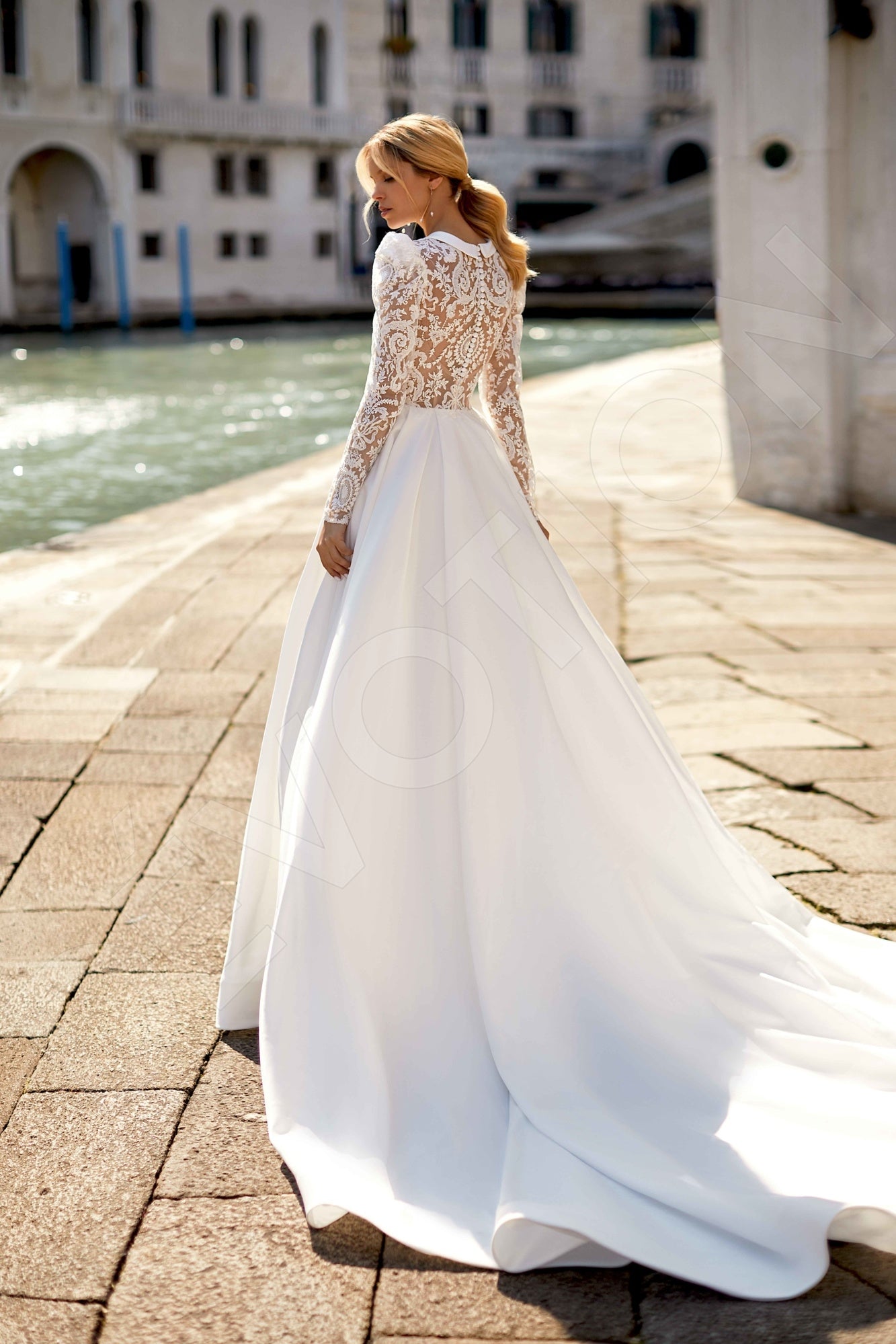 Seya A-line Deep V-neck Ivory Wedding dress