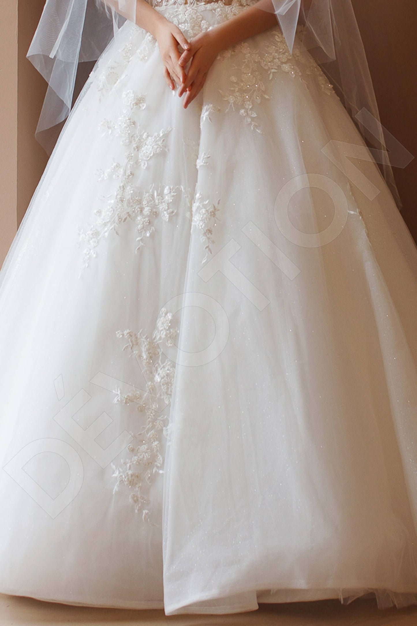 Alpina Full back Princess/Ball Gown 3/4 sleeve Wedding Dress 6
