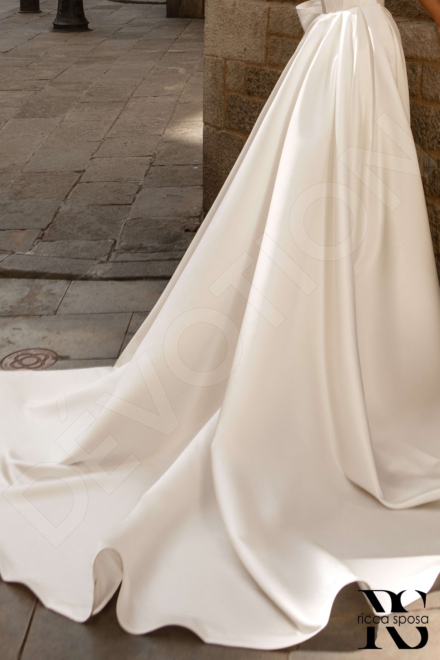 Junaj Open back A-line Strapless Wedding Dress 3
