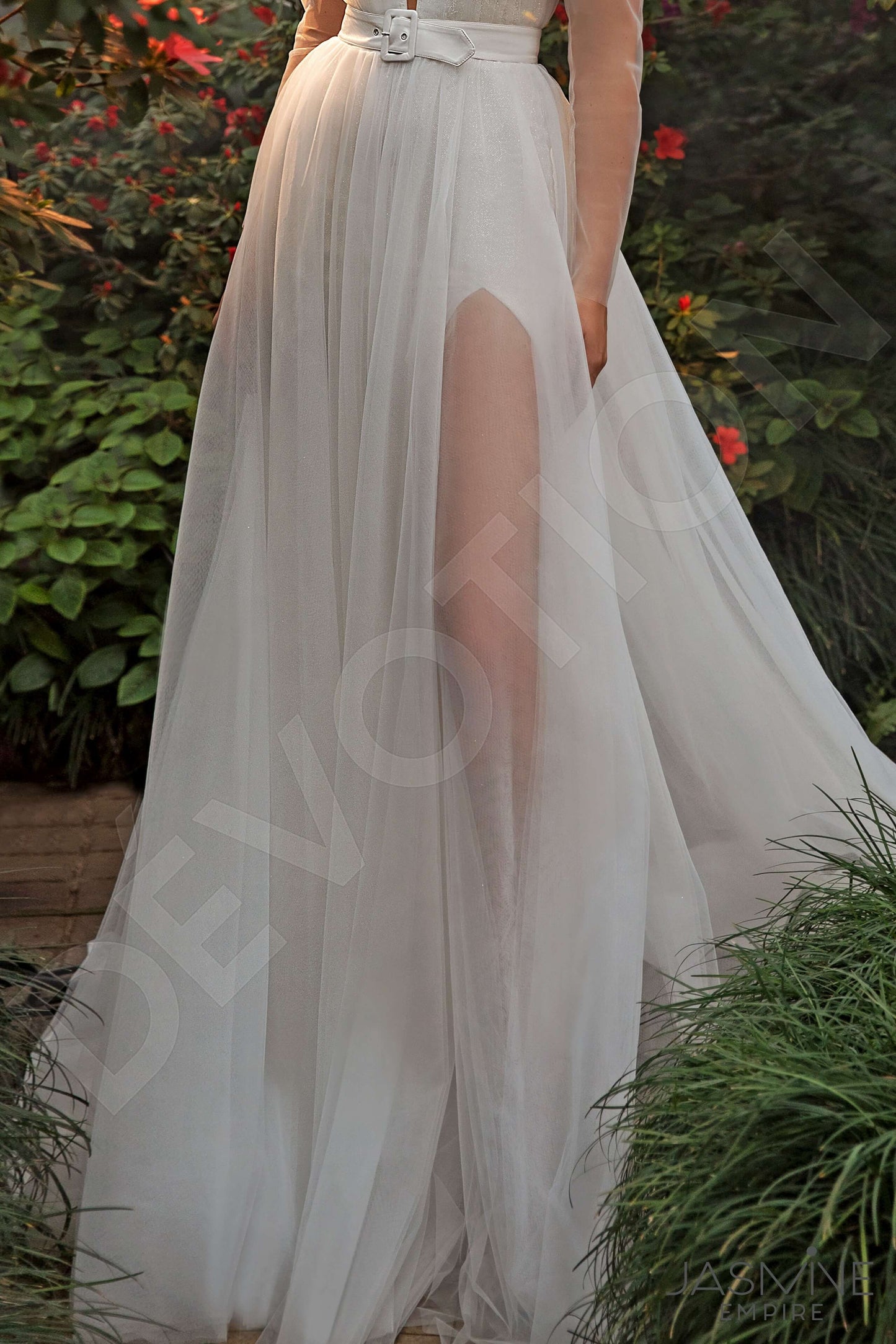 Ermin Open back A-line Long sleeve Wedding Dress 4