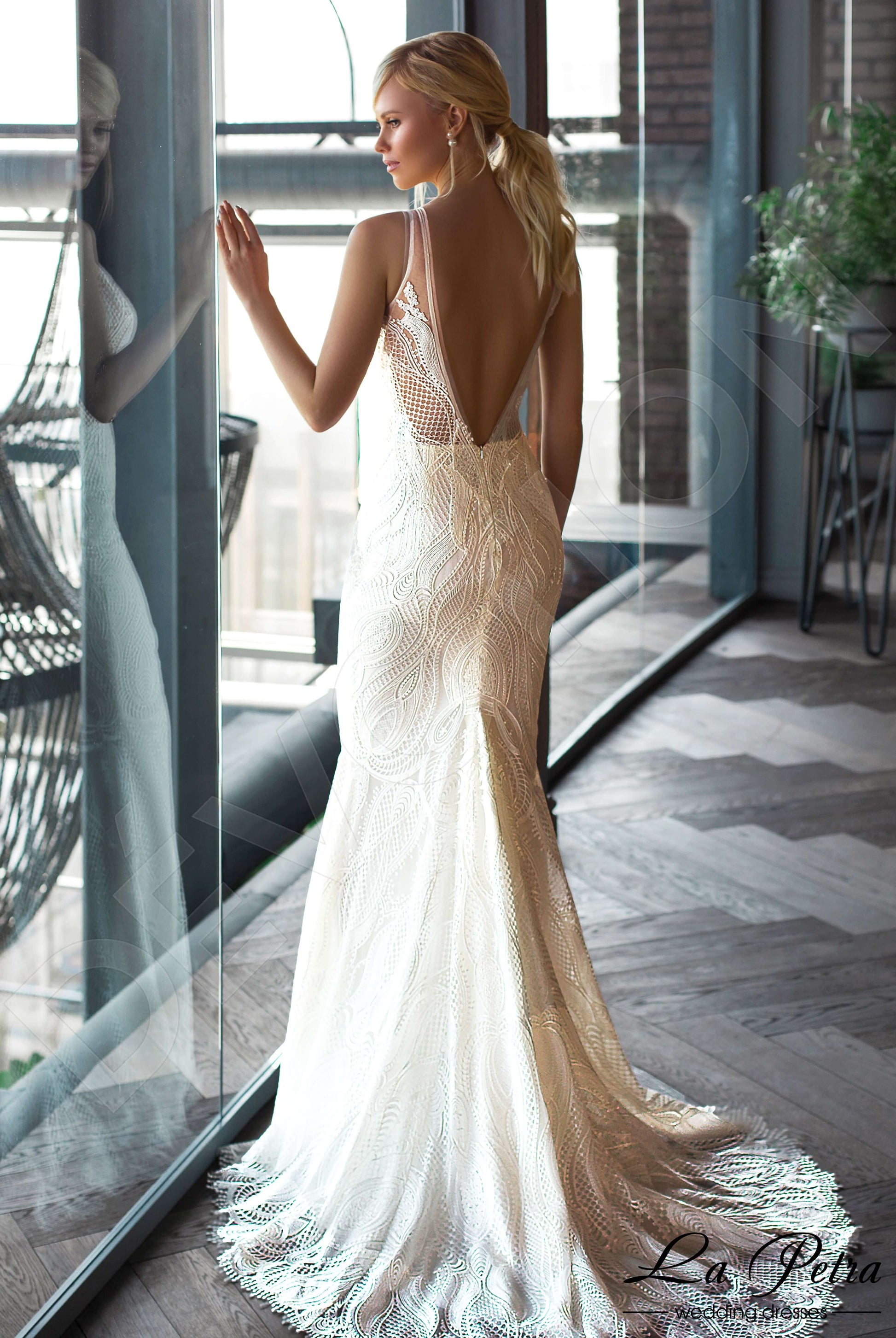 Altina Sheath/Column V-neck Milk Wedding dress