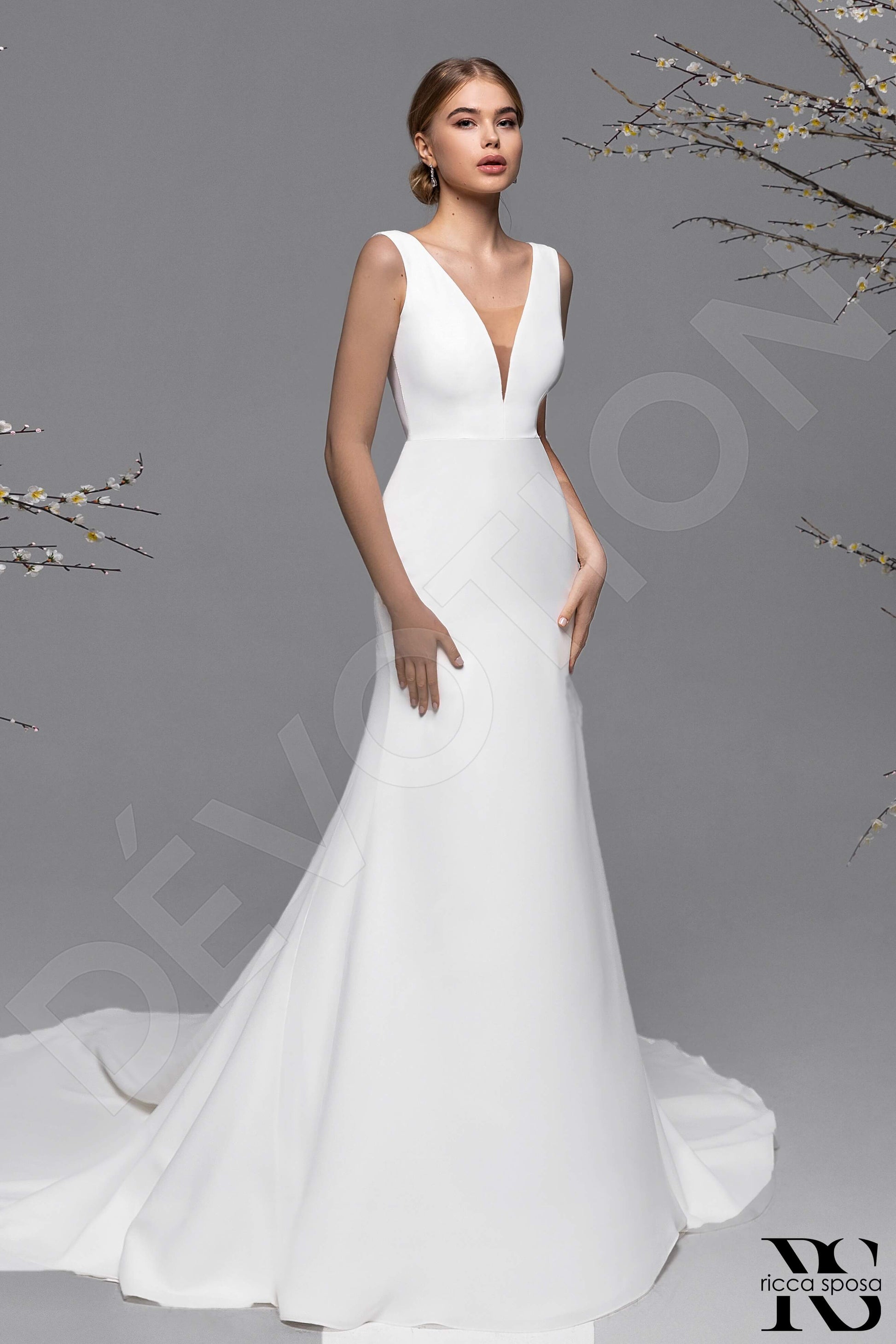 Laura Sheath/Column V-neck Ivory Wedding dress