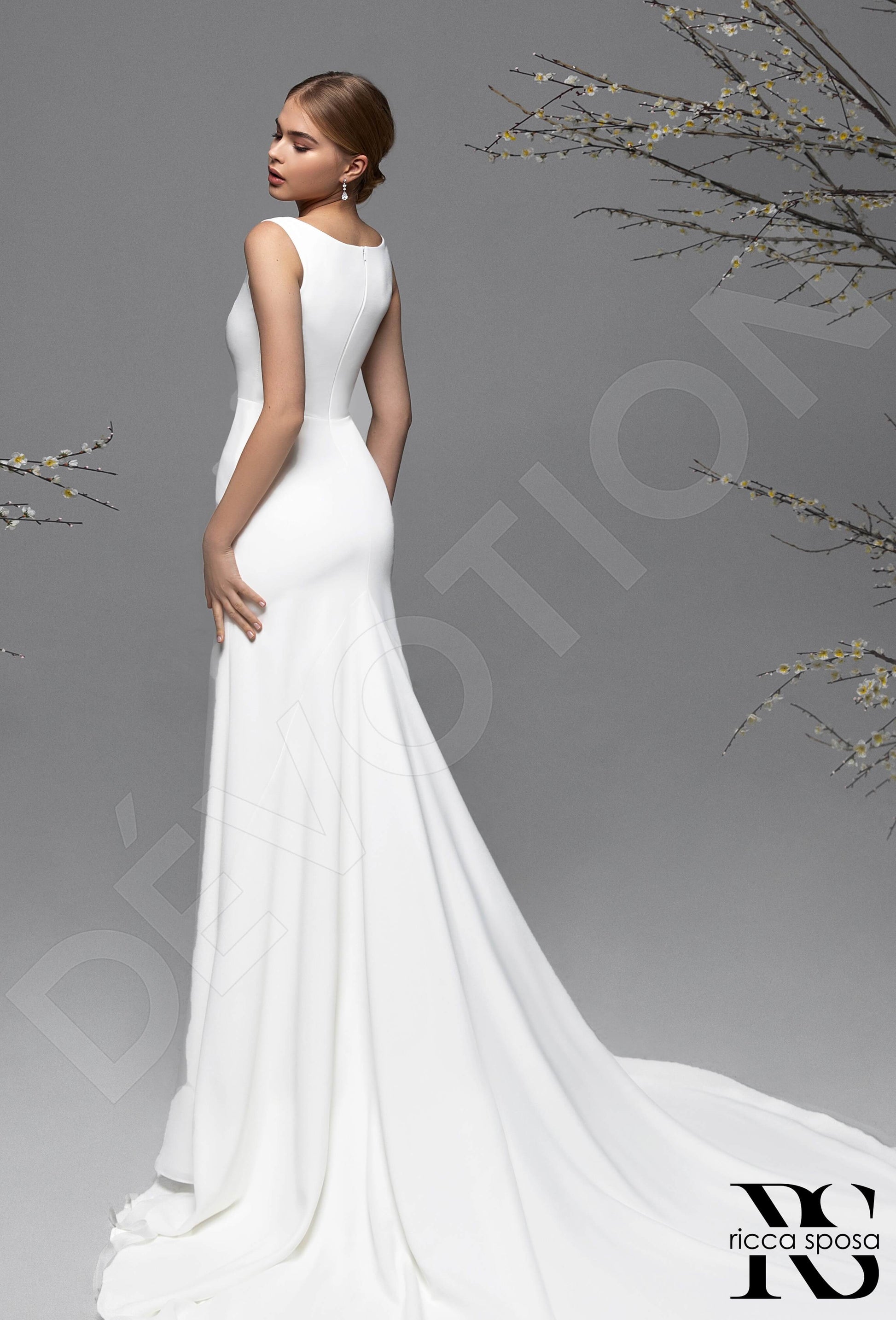 Laura Sheath/Column V-neck Ivory Wedding dress