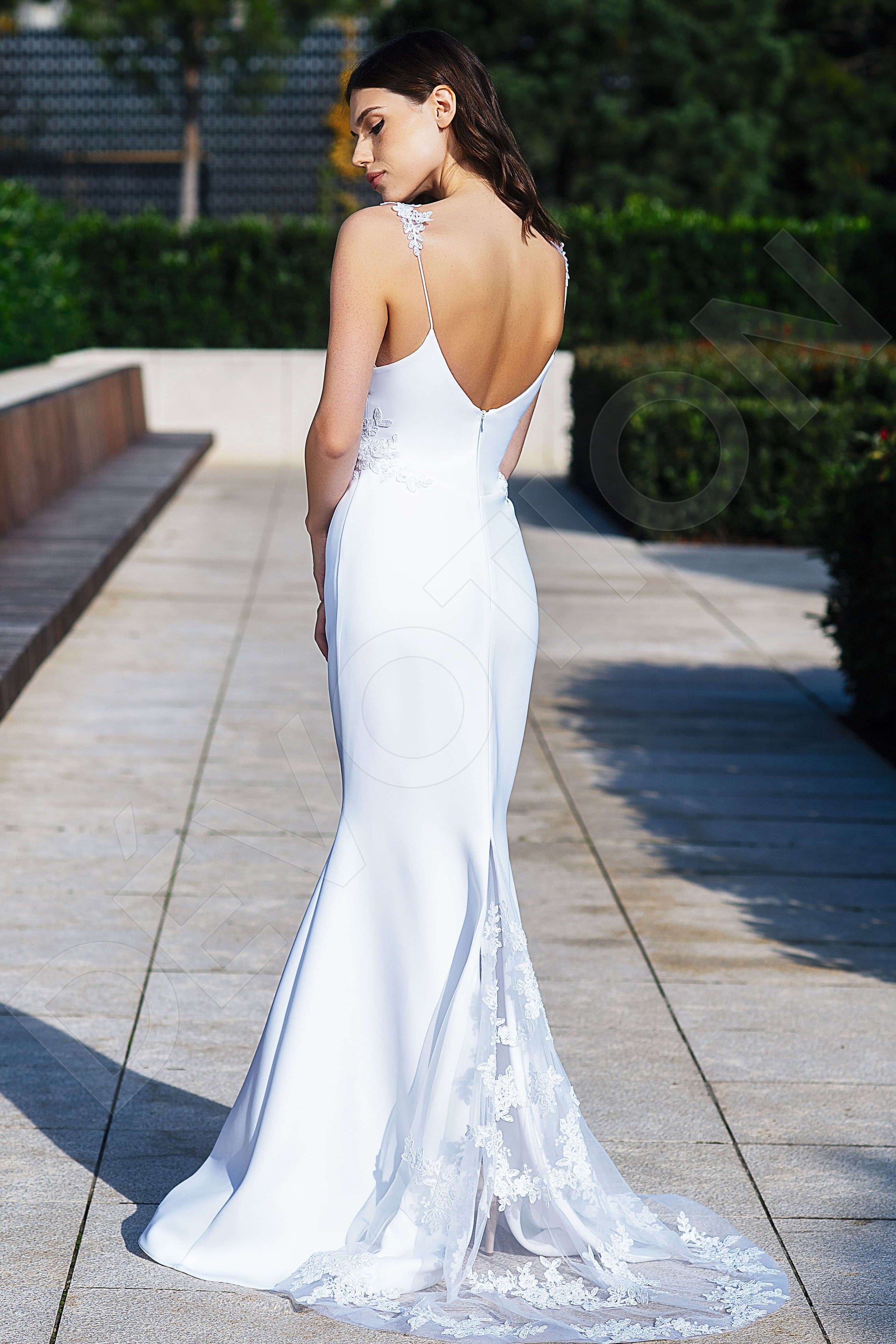 Dina Sheath/Column V-neck White Wedding dress
