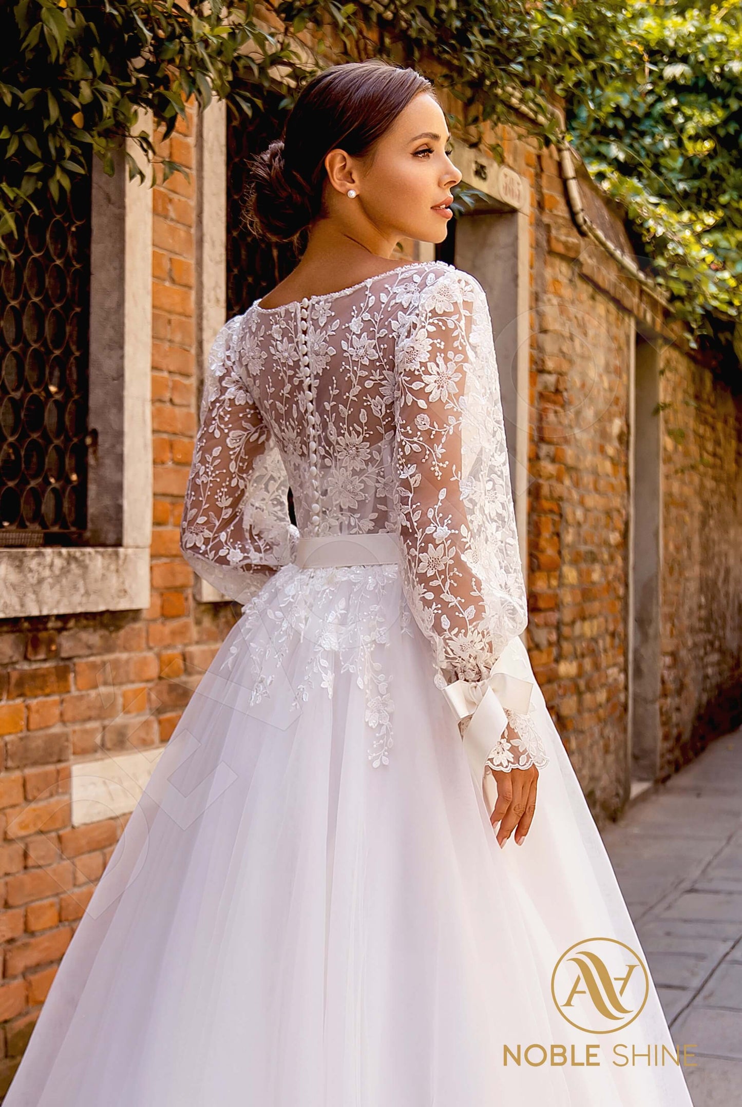 Letizia Full back A-line Long sleeve Wedding Dress 4
