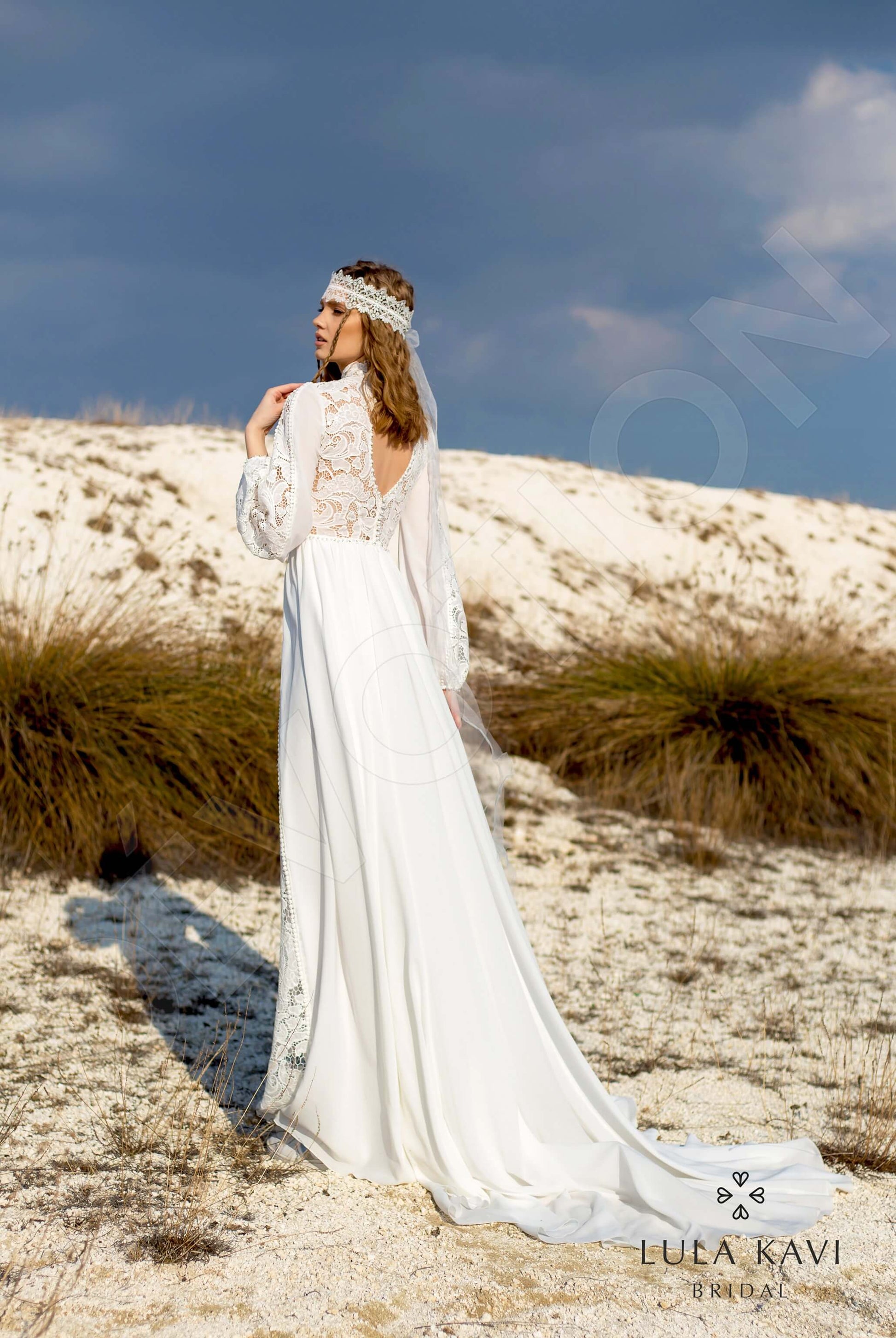Torvi A-line High neck Milk Wedding dress